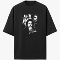 Camiseta com estampa frontal de três imagens sobrepostas de um homem, incluindo uma com microfone e outra com expressão pensativa, acompanhado de assinatura estilizada.
