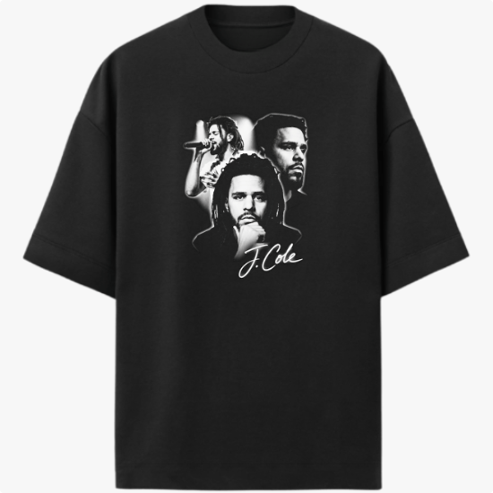 Camiseta com estampa frontal de três imagens sobrepostas de um homem, incluindo uma com microfone e outra com expressão pensativa, acompanhado de assinatura estilizada.