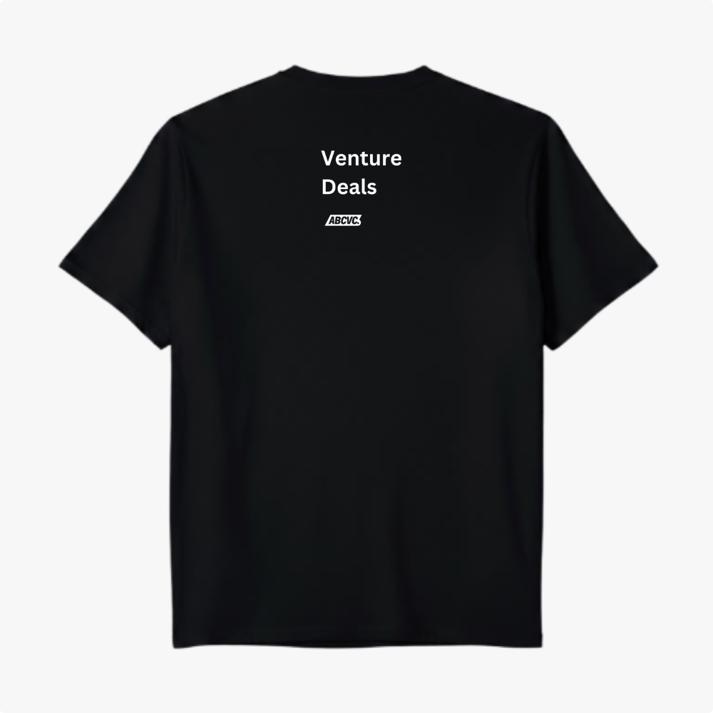 Camiseta com estampa traseira de texto "Venture Deals" em letras claras acima de um pequeno logotipo quadrado contendo "ABCVC" invertido.