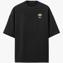 Camiseta com estampa frontal de personagem olhando de óculos escuros e estampa traseira do mesmo personagem em pose dinâmica com fundo de linhas abstratas.