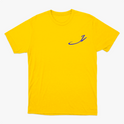 Camiseta com estampa frontal de assinatura estilizada em caligrafia cursiva e estampa traseira de diversos personagens em estilo cartunesco rodeados por elementos coloridos.