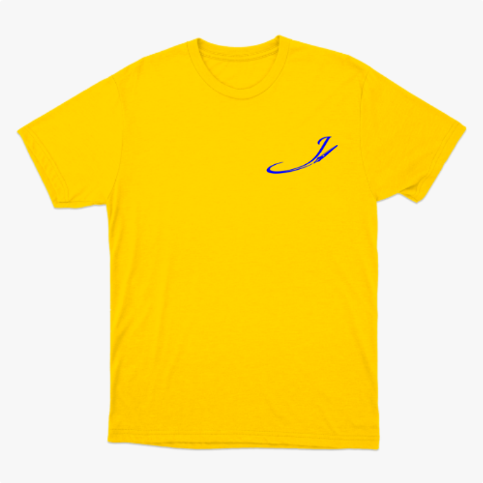 Camiseta com estampa frontal de assinatura estilizada em caligrafia cursiva e estampa traseira de diversos personagens em estilo cartunesco rodeados por elementos coloridos.