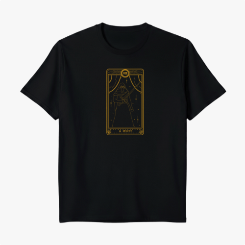 Camiseta com estampa frontal de uma carta de tarô representando uma figura encapuzada segurando uma foice, emoldurada por cortinas e estrelas.