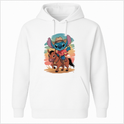 Moletom com estampa frontal de personagem alienígena vestido de cowboy montando um cavalo, fundo com suaves pinceladas que lembram um pôr do sol.