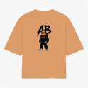Camiseta com estampa frontal de uma figura caricata vestindo roupas urbanas e uma coroa, com as letras "AB" estilizadas ao fundo.