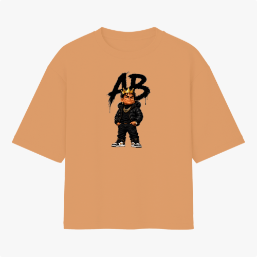 Camiseta com estampa frontal de uma figura caricata vestindo roupas urbanas e uma coroa, com as letras "AB" estilizadas ao fundo.