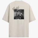 Camiseta com estampa traseira de fotografia em preto e branco de um jogador de futebol em campo, sobreposta por assinatura estilizada brilhante.