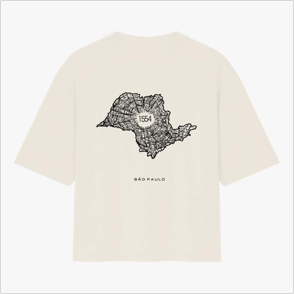 Camiseta com estampa frontal de texto vertical "A.SP.PAS" e estampa traseira de mapa em linhas com "1554" ao centro e "São Paulo" abaixo.