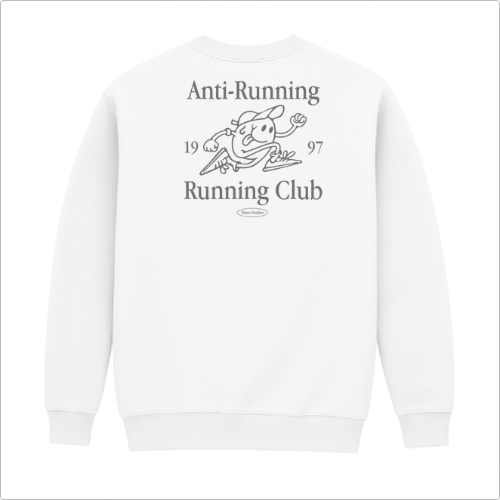 Moletom com estampa frontal de personagem correndo estilizado e pequenos textos, e estampa traseira de "Anti-Running Running Club" com personagem correndo.