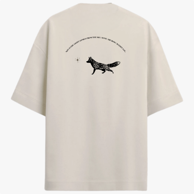 Camiseta com estampa frontal de símbolo geométrico com raposa centrada e texto abaixo e estampa traseira de raposa caminhando sob texto curvo e estrela.