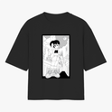 Camiseta com estampa frontal de personagem em estilo cartoon, com cabelo longo, fazendo sinal de paz em uma rua urbana com edifícios detalhados ao fundo.