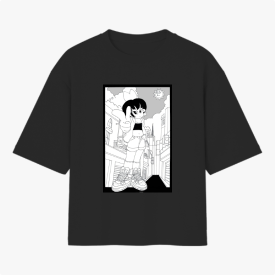 Camiseta com estampa frontal de personagem em estilo cartoon, com cabelo longo, fazendo sinal de paz em uma rua urbana com edifícios detalhados ao fundo.
