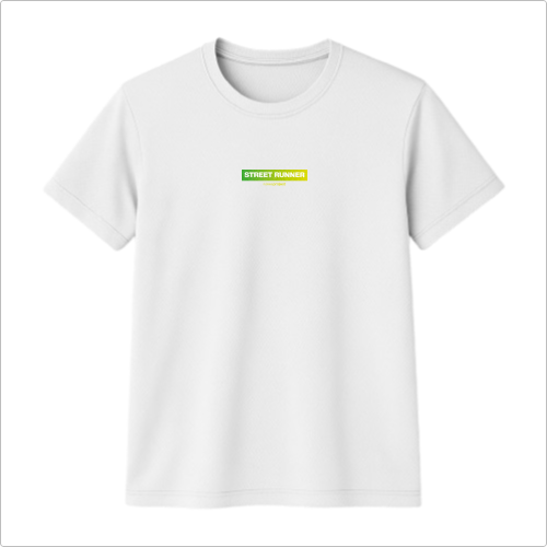 Camiseta com estampa frontal de texto "STREET RUNNER" em fonte bold, com duas linhas destacadas fazendo contraste entre fundo verde e amarelo.