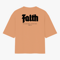 Camiseta com estampa frontal de "REMNNT" e estampa traseira de "Faith" acompanhada da frase "The just shall live by faith Hab 2:4".