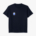 Camiseta com estampa frontal de brasão detalhado e estampa traseira de "Brasil de Axé" com números "777" estilizados sobre imagem difusa de elementos culturais.