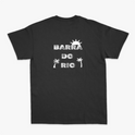 Camiseta com estampa frontal de cena litorânea com pessoas e jipe sobre balsa em rio, e estampa traseira de texto "Barra do Rio" com sol e palmeiras.