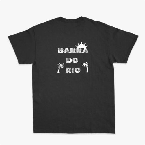 Camiseta com estampa frontal de cena litorânea com pessoas e jipe sobre balsa em rio, e estampa traseira de texto "Barra do Rio" com sol e palmeiras.