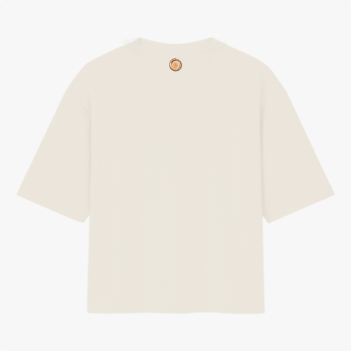 Camiseta com estampa frontal de texto "Forró é patrimônio" no lado superior esquerdo e estampa traseira de pequeno círculo ornamental no centro do colarinho.