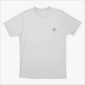 Camiseta com estampa frontal de urso dormindo sobre um crescente e estampa traseira de personagem com laptop e instrumentos musicais, texto "aprendiz em tudo, especialista em nada".