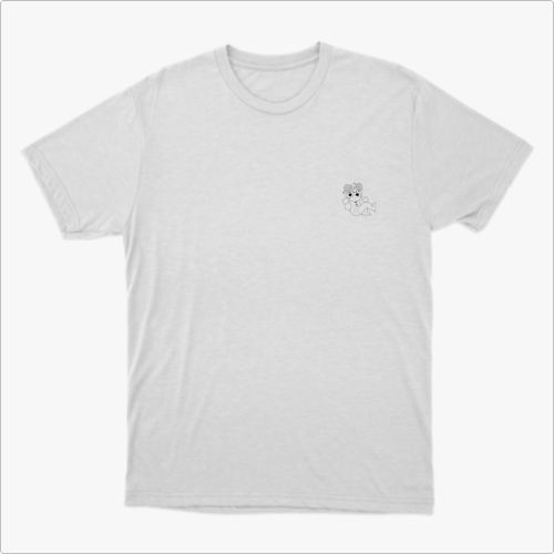 Camiseta com estampa frontal de urso dormindo sobre um crescente e estampa traseira de personagem com laptop e instrumentos musicais, texto "aprendiz em tudo, especialista em nada".