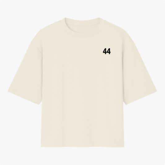 Camiseta com estampa frontal de número "44" pequeno no peito e estampa traseira de carro de corrida com texto "DREAM THE IMPOSSIBLE" e "SLEWIS".