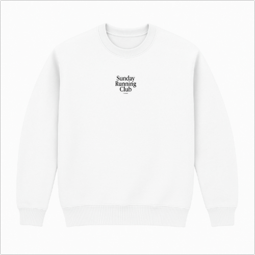 Moletom com estampa frontal de "Sunday Running Club" em texto pequeno e estampa traseira de "Sunday Running Club" em texto grande com detalhe adicional.