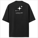Camiseta com estampa frontal de texto estilizado "LIZZIE CORP." e símbolo de estrela, e estampa traseira de texto "LIZZIE CORP." entre estrelas de tamanhos variados.