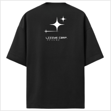 Camiseta com estampa frontal de texto estilizado "LIZZIE CORP." e símbolo de estrela, e estampa traseira de texto "LIZZIE CORP." entre estrelas de tamanhos variados.