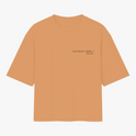 Camiseta com estampa frontal de texto "God Bless America Born 2000" e estampa traseira de ilustração de homem com óculos segurando bola de futebol americano.