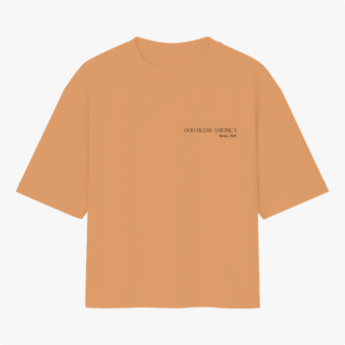 Camiseta com estampa frontal de texto "God Bless America Born 2000" e estampa traseira de ilustração de homem com óculos segurando bola de futebol americano.