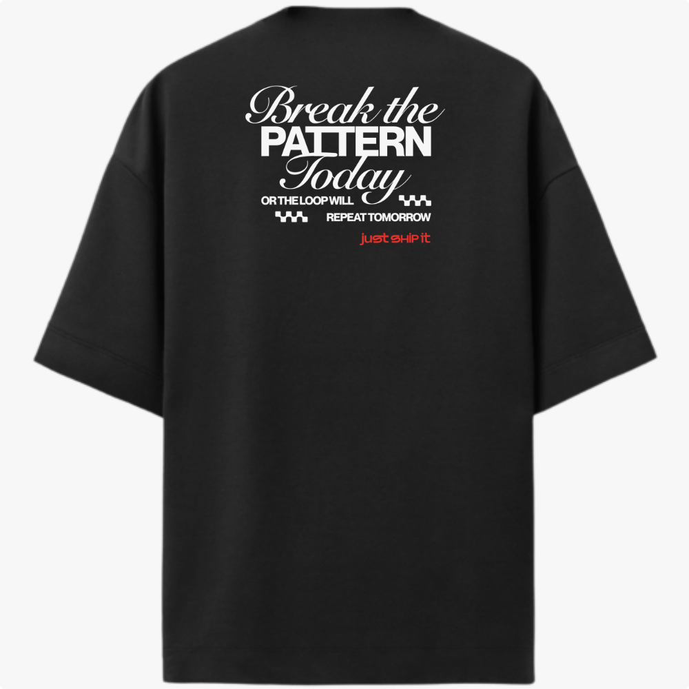 Camiseta com estampa frontal de texto estilizado "just ship it" e estampa traseira com frase inspiradora em letras grandes, junto a detalhes de padrão quadriculado.