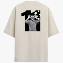 Camiseta com estampa traseira de uma figura dentro do número onze, acompanhada de um fundo repleto de estrelas em um formato dinâmico.