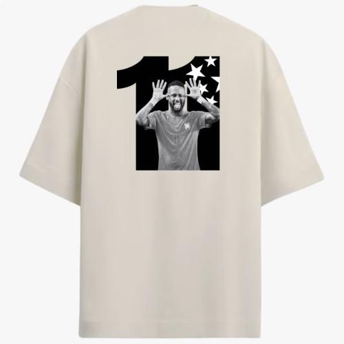 Camiseta com estampa traseira de uma figura dentro do número onze, acompanhada de um fundo repleto de estrelas em um formato dinâmico.