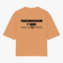 Camiseta com estampa frontal de texto "Transmasculino é raro mas acontece" e ícone; estampa traseira de gráfico circular com a palavra "TRANSVESTICO".