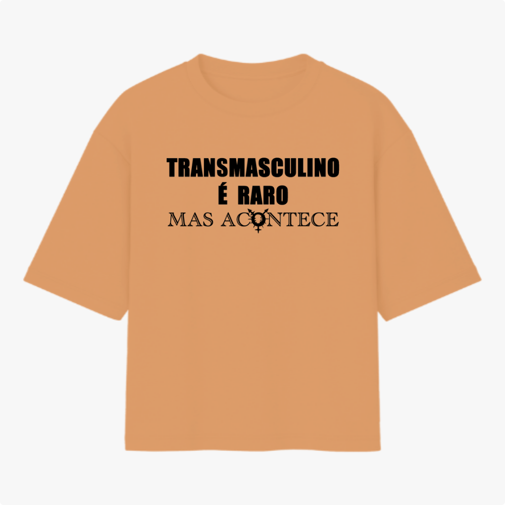 Camiseta com estampa frontal de texto "Transmasculino é raro mas acontece" e ícone; estampa traseira de gráfico circular com a palavra "TRANSVESTICO".