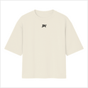 Camiseta com estampa frontal de logotipo com letras estilizadas em tamanho reduzido e estampa traseira de letras grandes em estilo abstrato e arrojado.