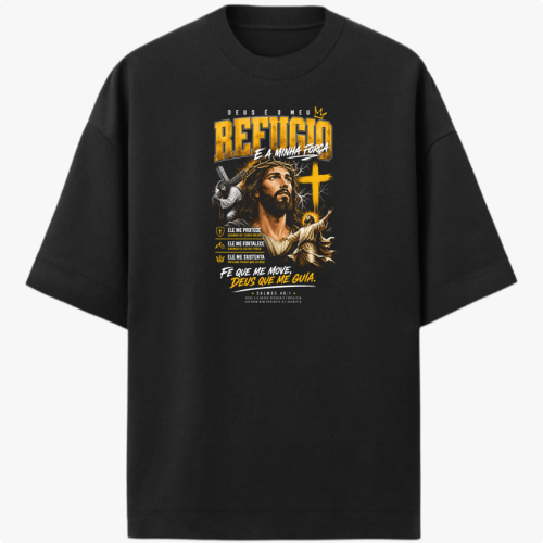 Camiseta com estampa frontal de figura religiosa com detalhes tipográficos, incluindo cruz e elementos de texto estilizados ao redor do personagem.