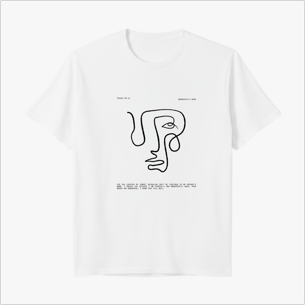 Camiseta com estampa frontal de rosto abstrato em linhas contínuas, acompanhada de texto na parte inferior, contendo uma citação reflexiva.