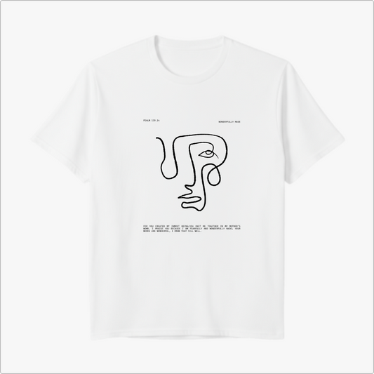 Camiseta com estampa frontal de rosto abstrato em linhas contínuas, acompanhada de texto na parte inferior, contendo uma citação reflexiva.