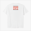 Camiseta com estampa frontal de "KIDS OF THE BLACK HOLE" em tipografia estilizada e estampa traseira de "DNGRZ DYZ" centralizada abaixo de uma linha.