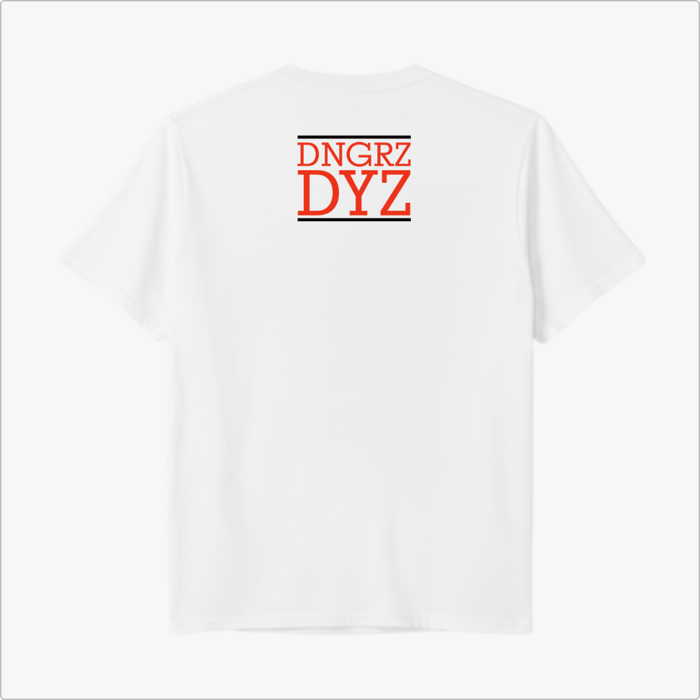 Camiseta com estampa frontal de "KIDS OF THE BLACK HOLE" em tipografia estilizada e estampa traseira de "DNGRZ DYZ" centralizada abaixo de uma linha.