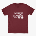 Camiseta com estampa frontal de frase "NO RISK, NO STORY" acompanhada de dois dados numerados com sete e texto adicional "RAWBEAT".