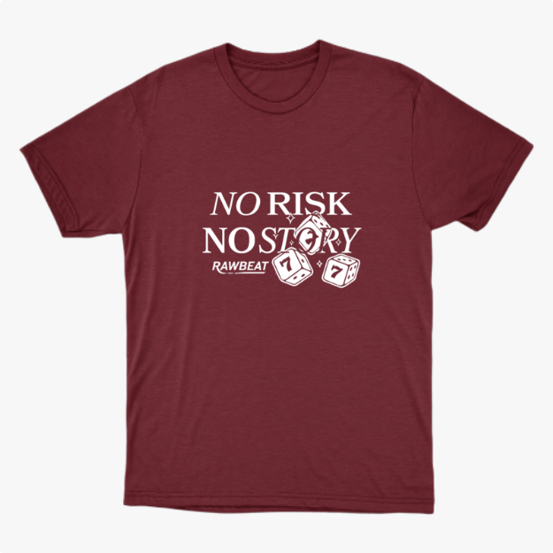 Camiseta com estampa frontal de frase "NO RISK, NO STORY" acompanhada de dois dados numerados com sete e texto adicional "RAWBEAT".