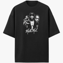 Camiseta com estampa frontal de três figuras masculinas em estilo retrato, acompanhada de uma assinatura cursiva abaixo delas.