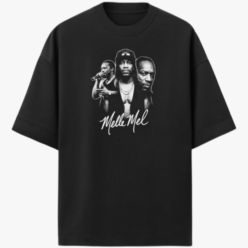 Camiseta com estampa frontal de três figuras masculinas em estilo retrato, acompanhada de uma assinatura cursiva abaixo delas.