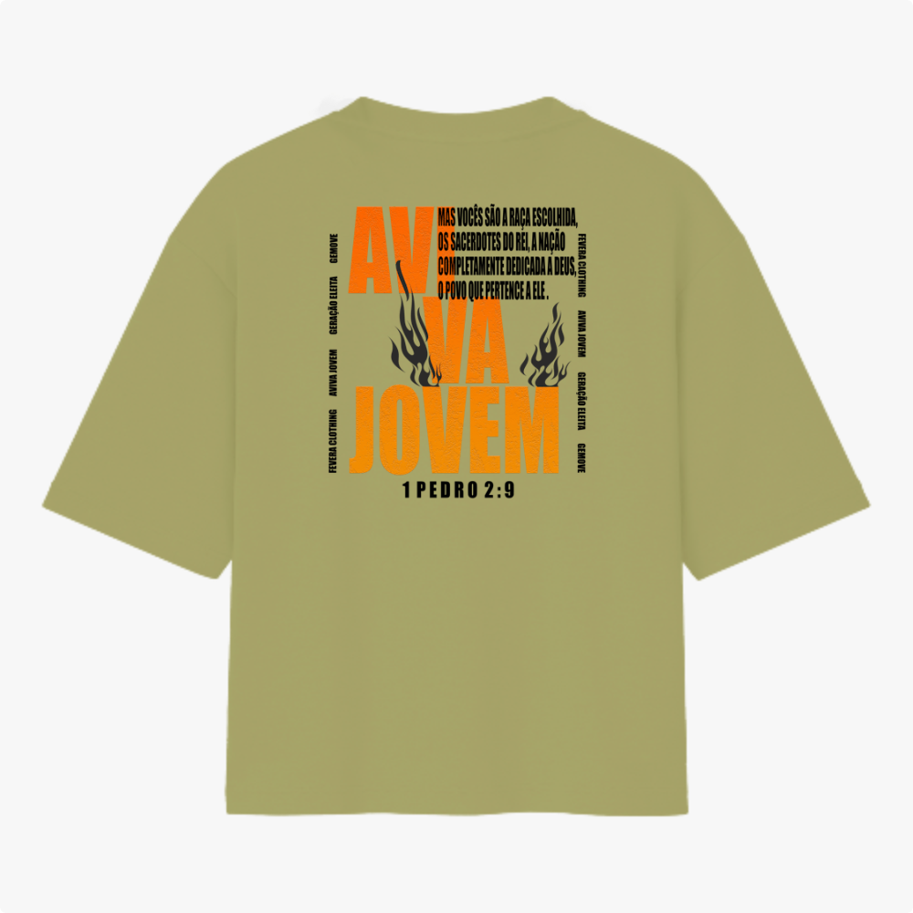 Camiseta com estampa frontal de texto circular "MOVE" e estampa traseira de texto "AVIVA JOVEM" com chamas e citação bíblica de 1 Pedro 2:9.