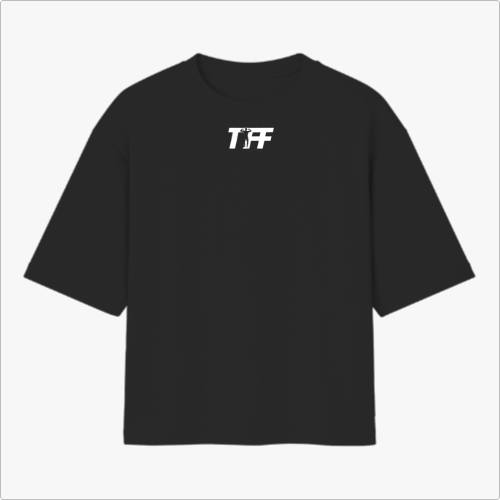 Camiseta com estampa frontal de "TIFF" estilizado e estampa traseira de "TEAM FF" em letras maiúsculas.