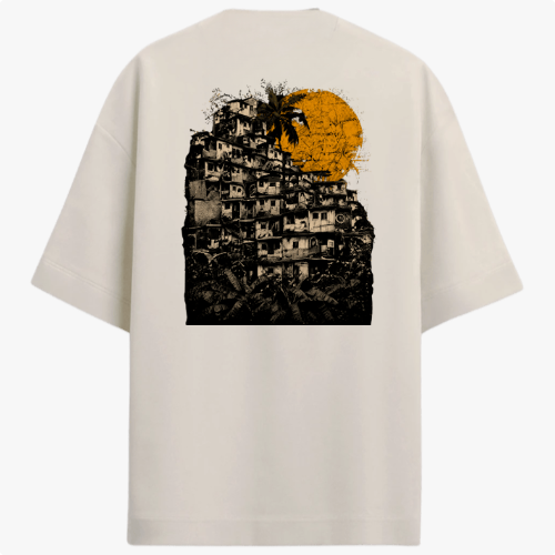 Camiseta com estampa frontal de pequeno círculo com um símbolo minimalista e estampa traseira de favela detalhada sob um grande sol laranja ao fundo.
