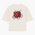 Camiseta com estampa frontal de desenho estilizado minimalista e estampa traseira de dado vermelho flutuante cercado por fumaça sinuosa.