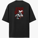 Camiseta com estampa frontal de uma estrutura arqueológica e estampa traseira de figura religiosa carregando uma cruz com a palavra "JESUS" em destaque.